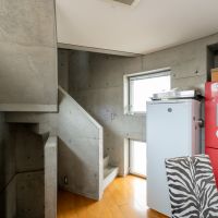 福岡市中央区六本松の賃貸物件/キッチンの奥には3階に上がる階段。