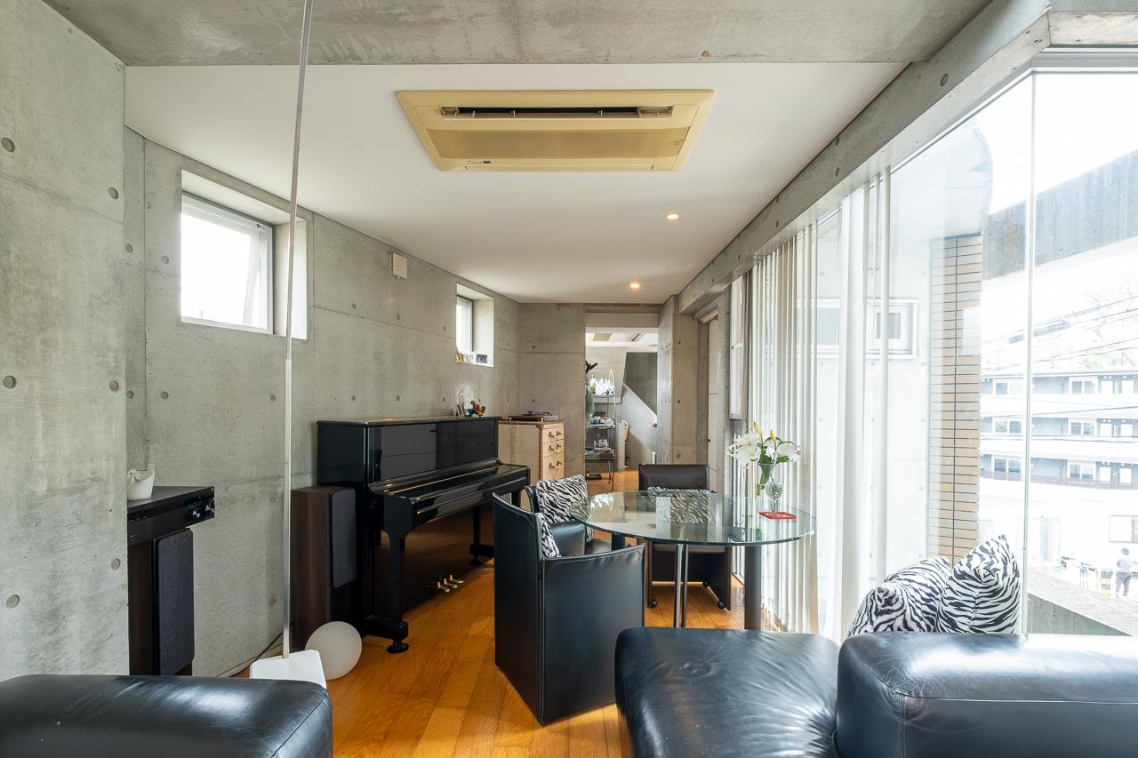 福岡市中央区六本松の賃貸物件/リビングとキッチンがコの字型につながります。