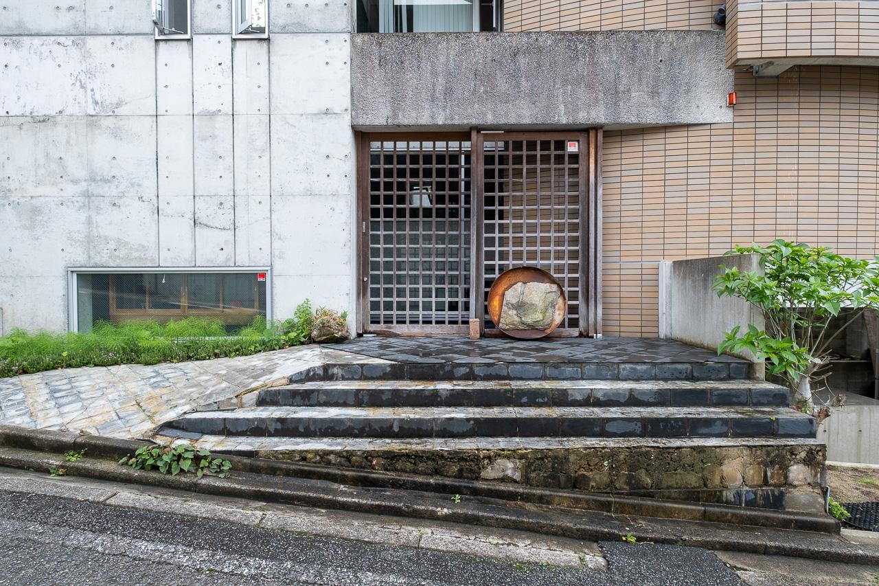 福岡市中央区六本松の賃貸物件/通りにぽんと現れる、この存在感。