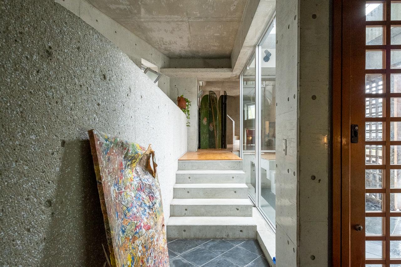 福岡市中央区六本松の賃貸物件/反対側には、数段のステップ。