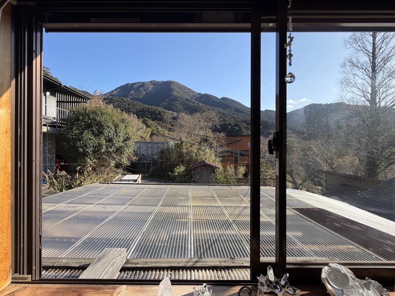 糸島市二丈吉井の売買物件/窓からは綺麗な山ビュー。