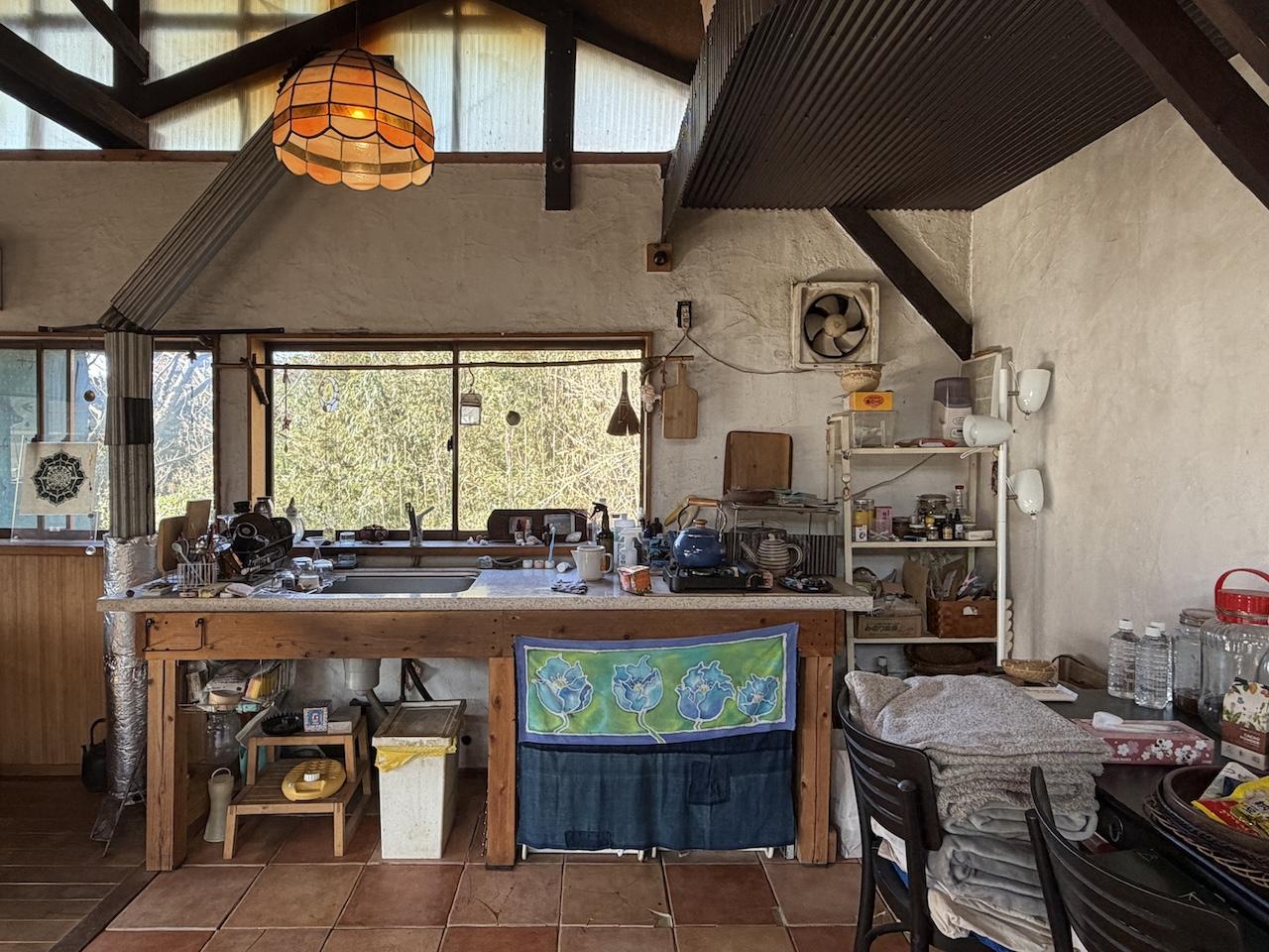 糸島市二丈吉井の売買物件/キッチン窓から緑見えます。