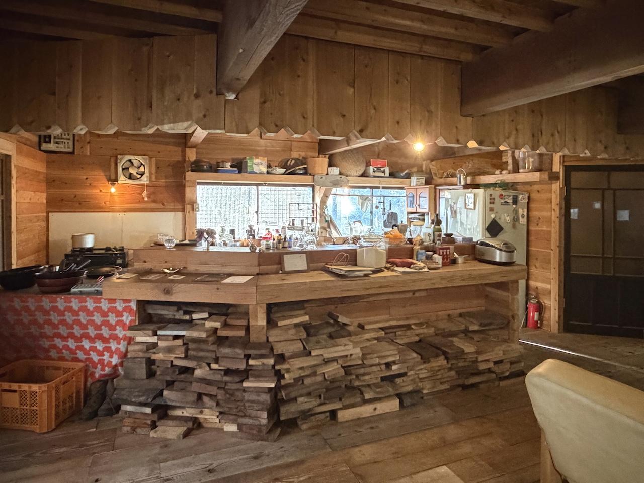 糸島市二丈吉井の売買物件/1階洋室。カフェができそうなキッチンカウンター。