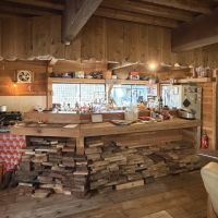 糸島市二丈吉井の売買物件/1階洋室。カフェができそうなキッチンカウンター。