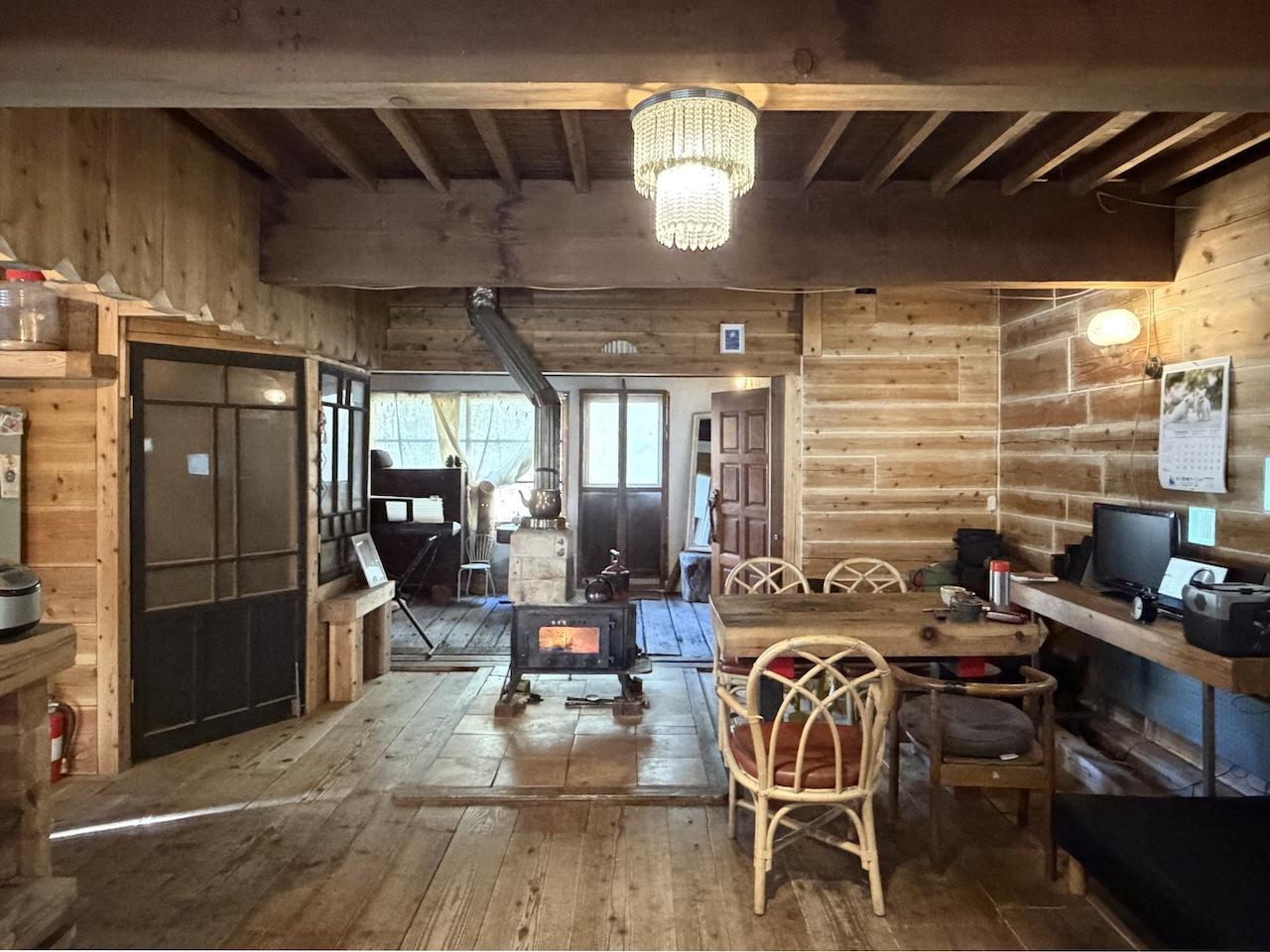 糸島市二丈吉井の売買物件/中心には、暖炉があります。