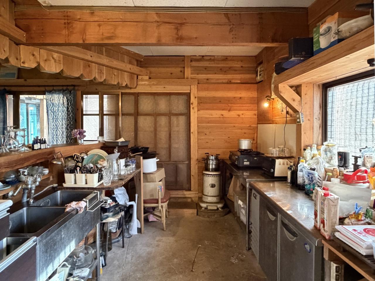 糸島市二丈吉井の売買物件/キッチン周り。