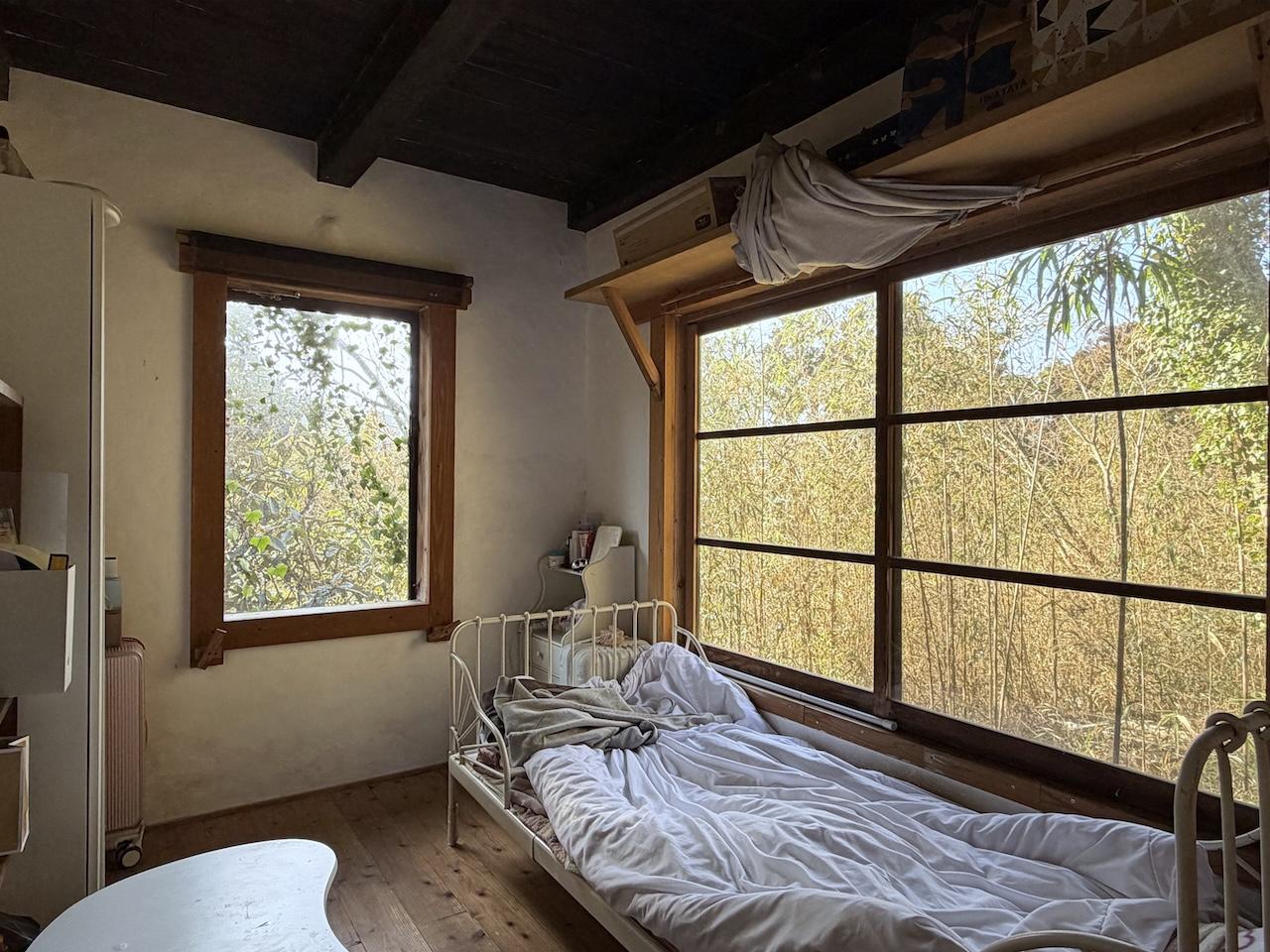 糸島市二丈吉井の売買物件/1階洋室2。窓が可愛い。