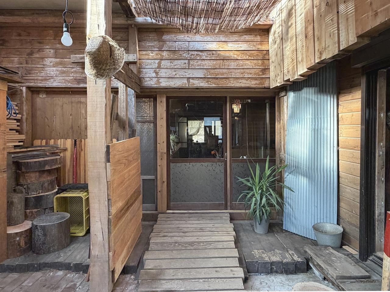 糸島市二丈吉井の売買物件/玄関両脇には倉庫があります。