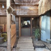 糸島市二丈吉井の売買物件/玄関両脇には倉庫があります。