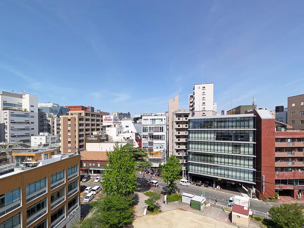 福岡市中央区今泉の賃貸物件/これだけの街中で、空の動きが楽しめる物件は貴重ですよね。朝日も夕焼けもゆっくりと眺められる。