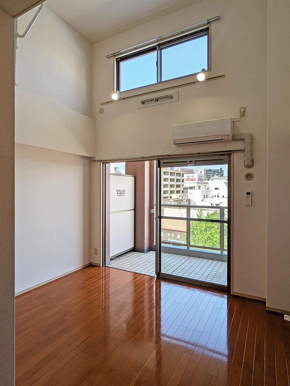 福岡市中央区今泉の賃貸物件/上にも窓があります。
