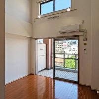 福岡市中央区今泉の賃貸物件/上にも窓があります。