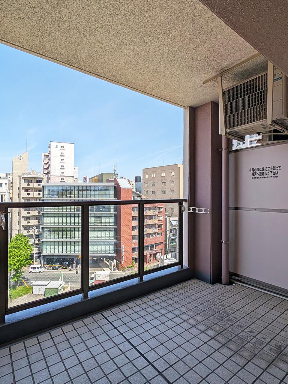 福岡市中央区今泉の賃貸物件/広めに取られたバルコニーで公園ビューを楽しみましょう。