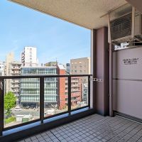 福岡市中央区今泉の賃貸物件/広めに取られたバルコニーで公園ビューを楽しみましょう。