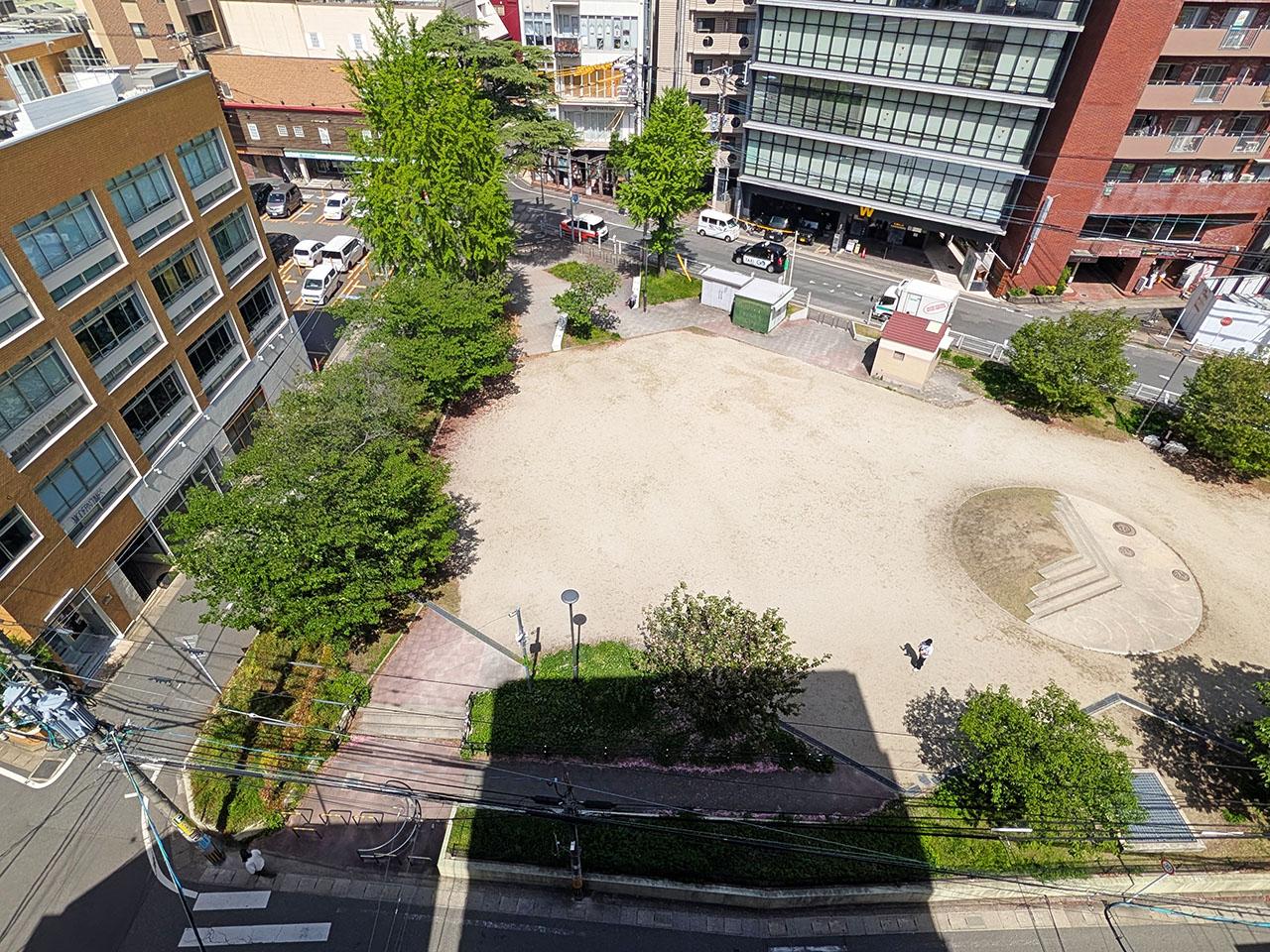 福岡市中央区今泉の賃貸物件/行き交う人を眺めつつまったりと。平日の昼間は意外と人通り少なめ。