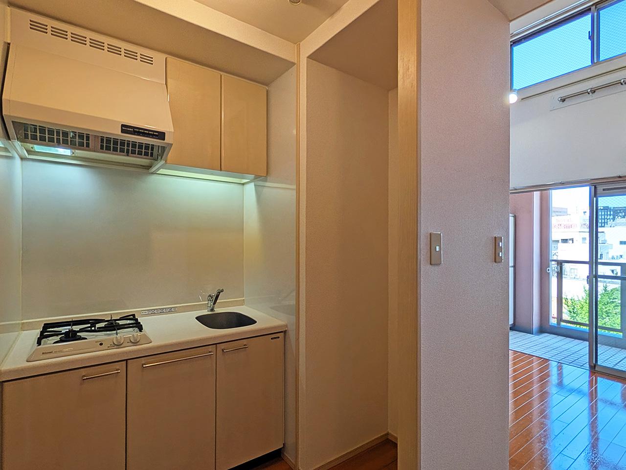 福岡市中央区今泉の賃貸物件/小振りながら2口コンロ付き。メインルームとはゆるくつながっています。
