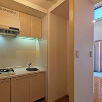 福岡市中央区今泉の賃貸物件/小振りながら2口コンロ付き。メインルームとはゆるくつながっています。