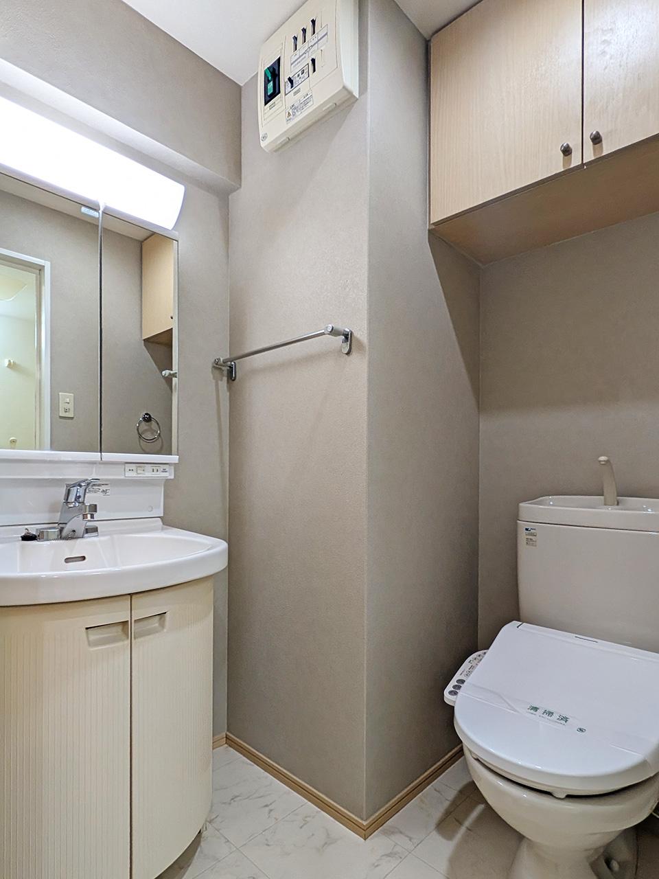 福岡市中央区今泉の賃貸物件/洗面脱衣所とお手洗いは、一つのスペースです。