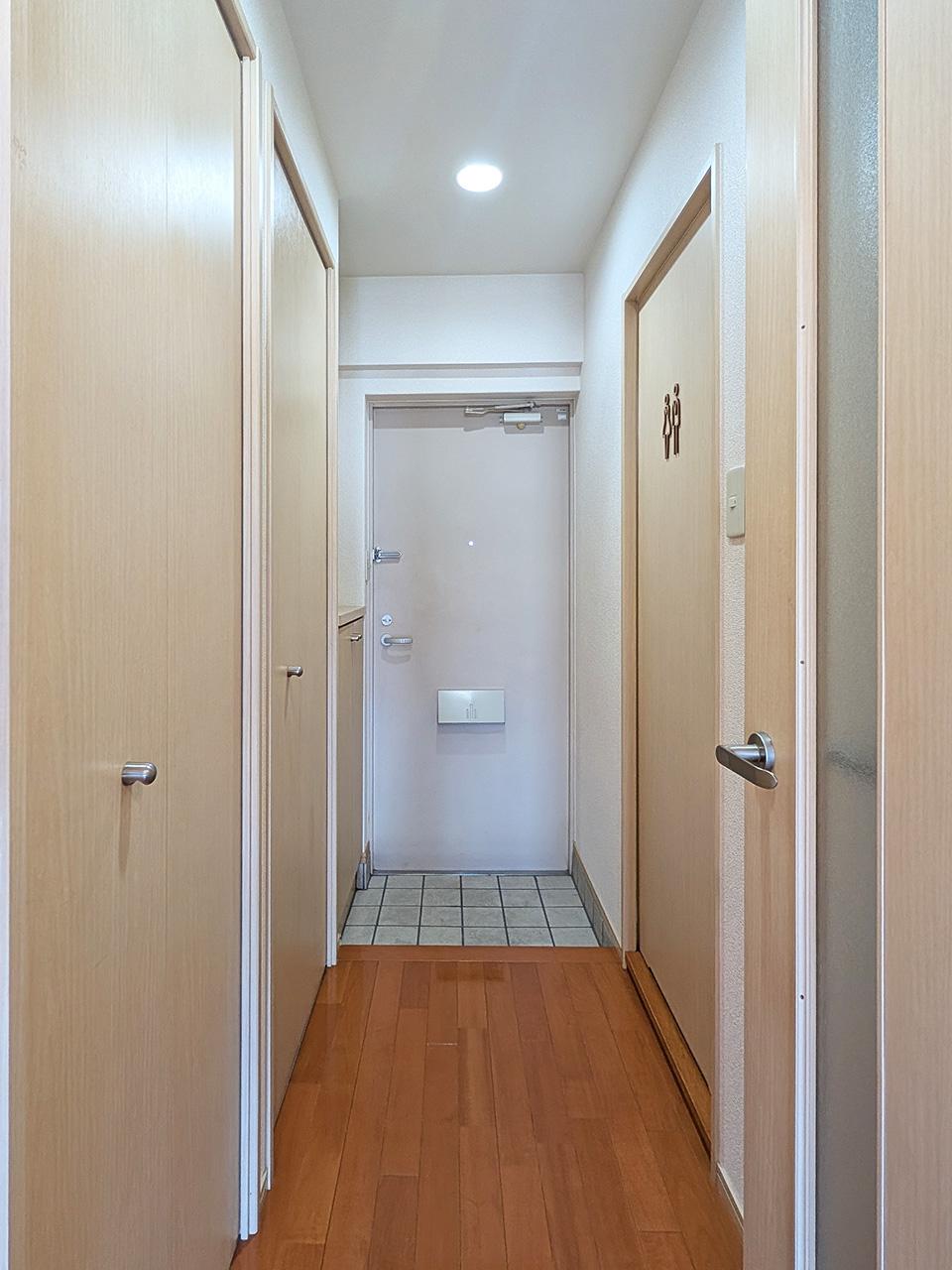 福岡市中央区今泉の賃貸物件/玄関周り。洗濯機置き場は右側の扉の中にあります。