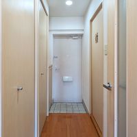 福岡市中央区今泉の賃貸物件/玄関周り。洗濯機置き場は右側の扉の中にあります。