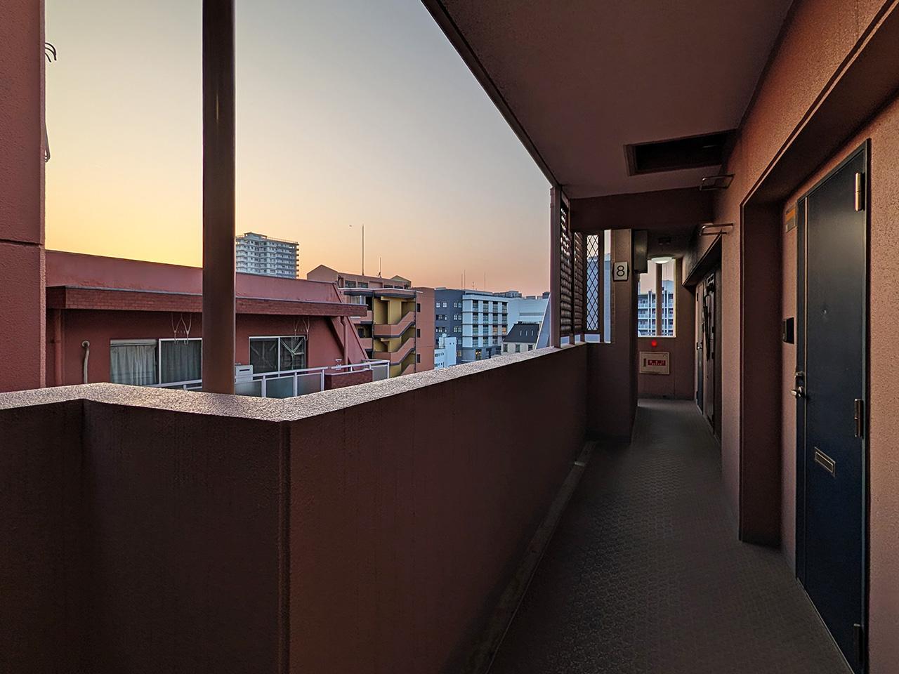 福岡市中央区今泉の賃貸物件/落ち着いたピンクでかわいい共用部。夕焼けに染まって辺り一面ピンク色に。