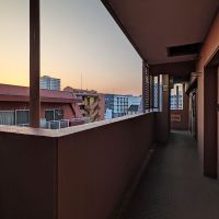 福岡市中央区今泉の賃貸物件/落ち着いたピンクでかわいい共用部。夕焼けに染まって辺り一面ピンク色に。
