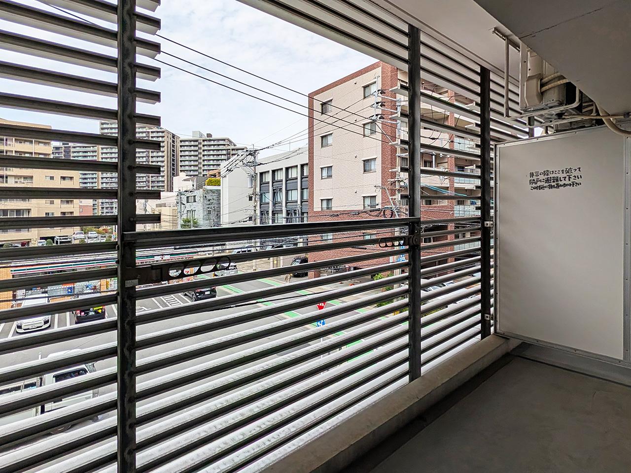 福岡市中央区薬院の賃貸物件/バルコニーには、ルーバーの目隠しが。