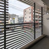 福岡市中央区薬院の賃貸物件/バルコニーには、ルーバーの目隠しが。