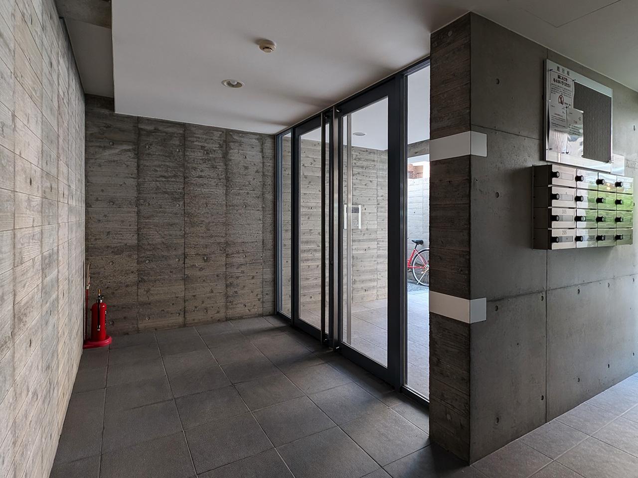 福岡市中央区薬院の賃貸物件/エントランス周りはシャープな印象。