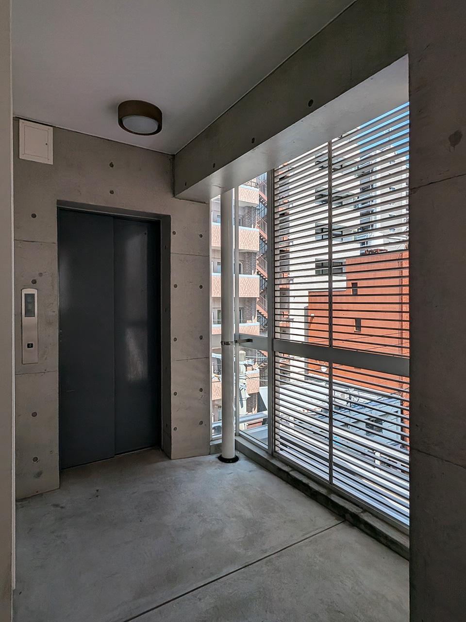 福岡市中央区薬院の賃貸物件/ルーバーデザインは建物全体に。