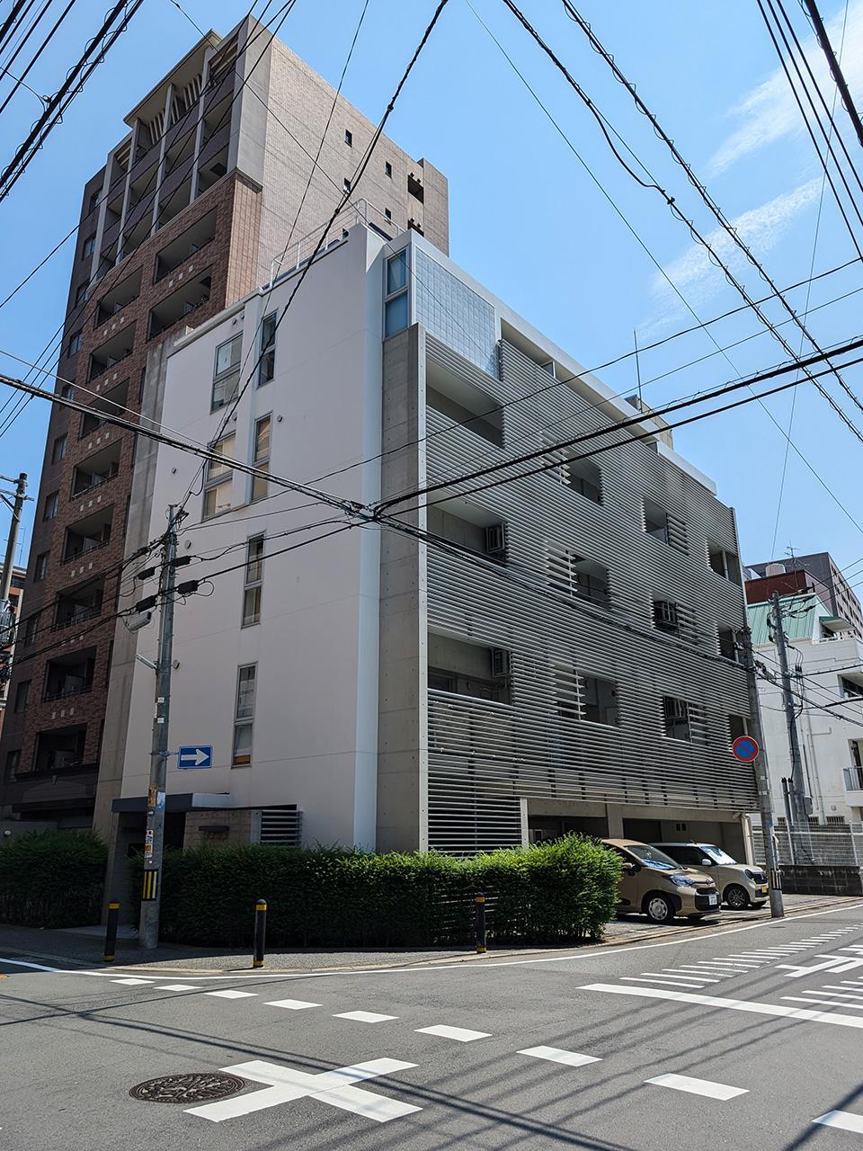 福岡市中央区薬院の賃貸物件/外観。近くにはコンビニや公園があり、生活の利便性も◎。