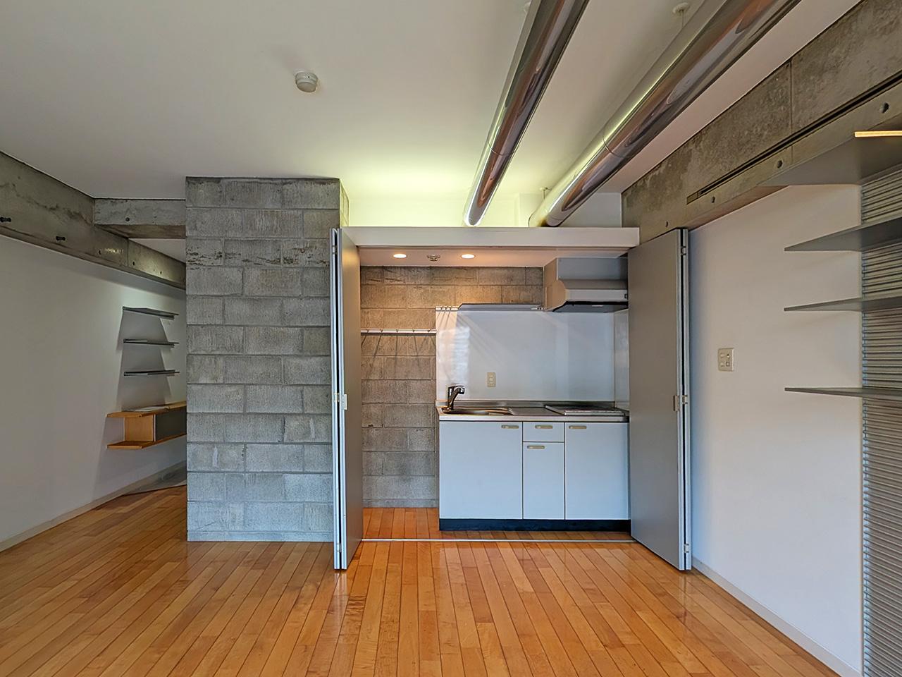 福岡市中央区薬院の賃貸物件/扉を開けるとキッチンが登場。