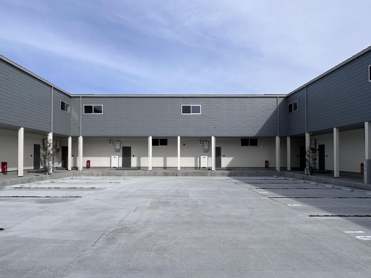 福岡市西区豊浜の賃貸物件/メゾネットの住戸で囲む四角い造りの建物です。