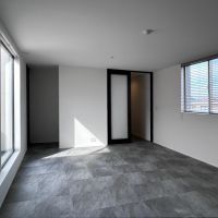福岡市西区豊浜の賃貸物件/シックなグレータイルの床ですっきりとした内装。
