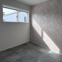 福岡市西区豊浜の賃貸物件/洋室には小さめの窓があります。
