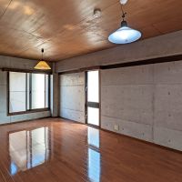 福岡市東区馬出の賃貸物件/この日はお天気がよかったので、あっちもこっちも光の反射が。室内にリズムが生まれています。