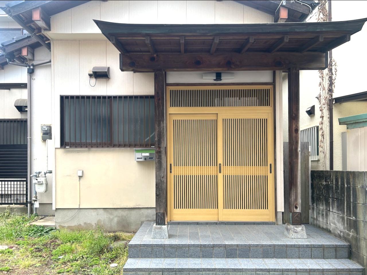 福岡市城南区田島の賃貸物件/昔ながらの気配を残した、引き戸の玄関です。