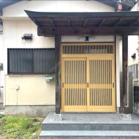 福岡市城南区田島の賃貸物件/昔ながらの気配を残した、引き戸の玄関です。