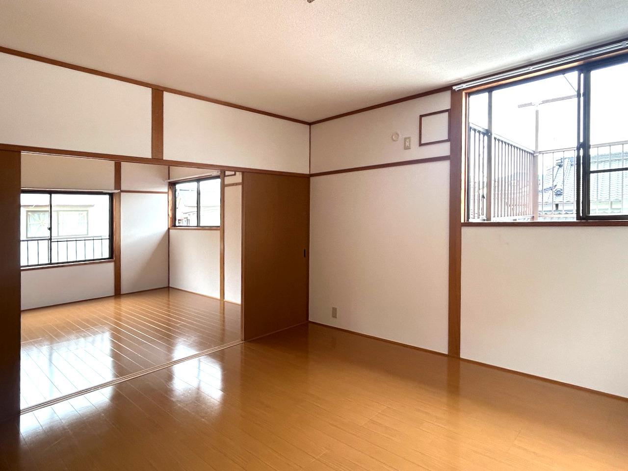 福岡市城南区田島の賃貸物件/2階は洋室は二つ。スライドドアを開けて広い洋室にも。