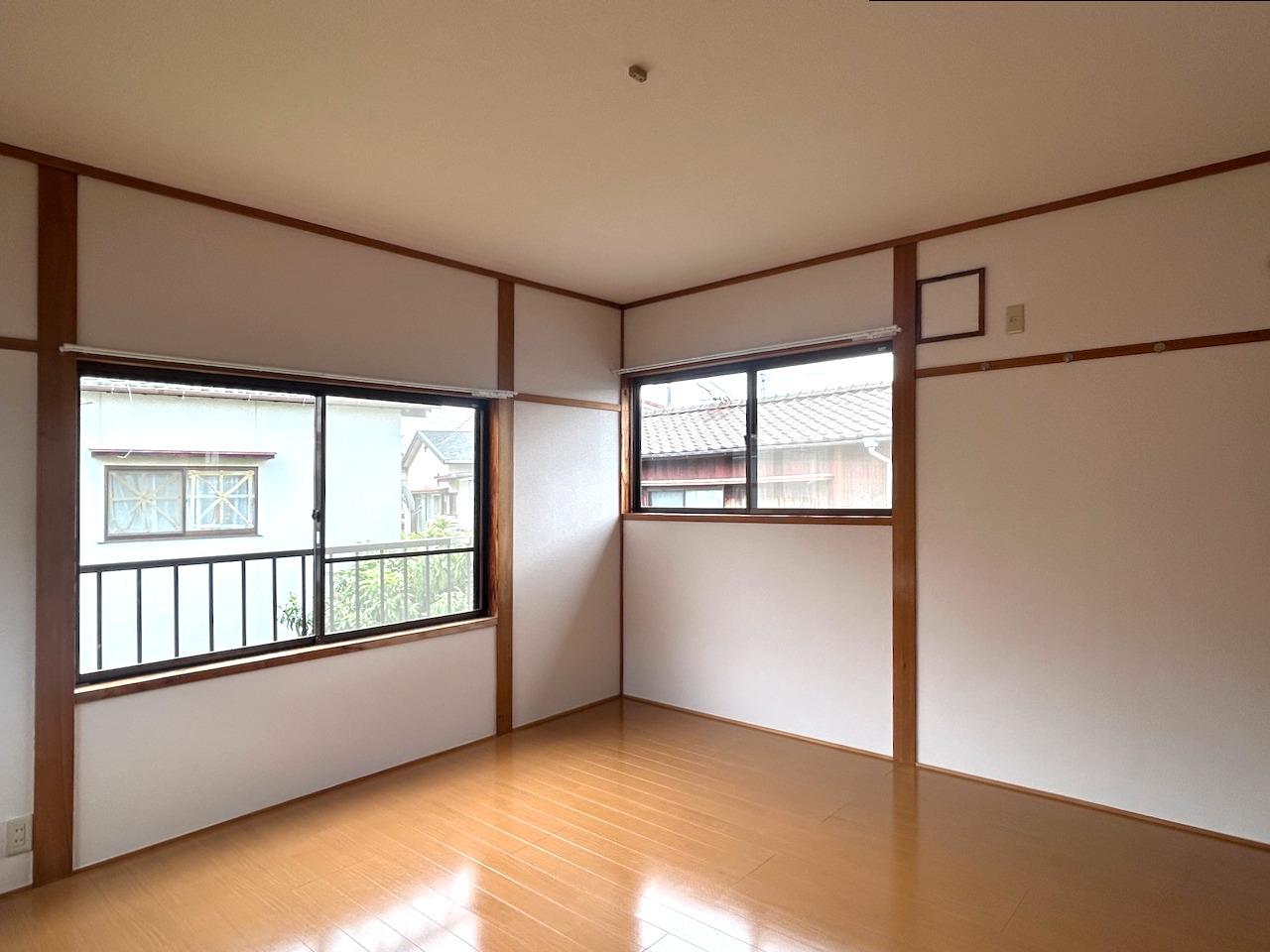 福岡市城南区田島の賃貸物件/窓からも優しい光が入ります。