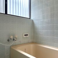 福岡市城南区田島の賃貸物件/水色のタイルがかわいらしい浴室。追い焚きもついてます。