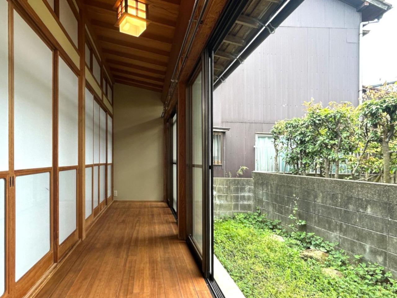 福岡市城南区田島の賃貸物件/ついゴロンとしたくなる、ゆるやかな縁側。