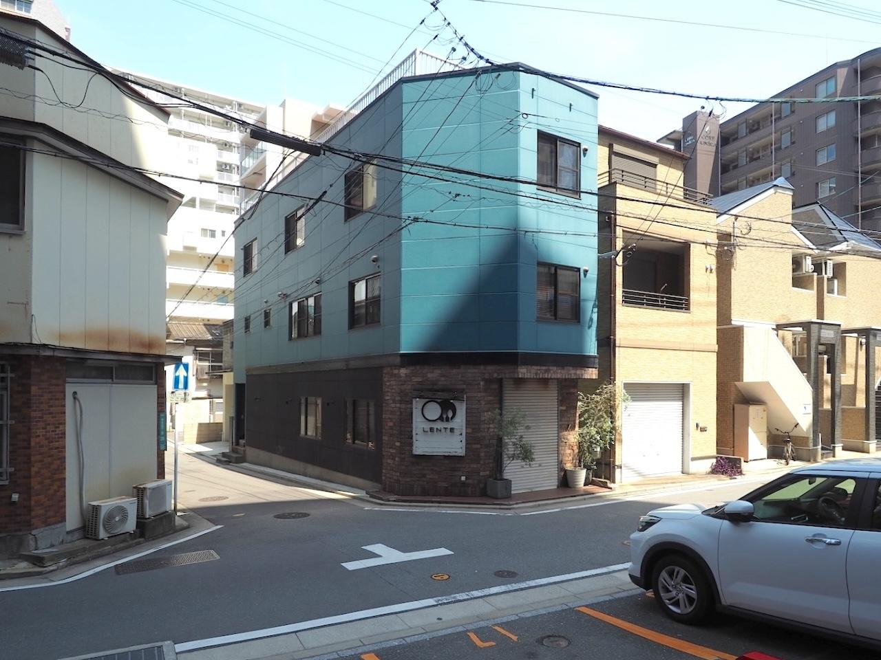 福岡市博多区住吉の賃貸物件/住吉の路地裏にある2022年にリニューアルされた建物の2階3階部分。