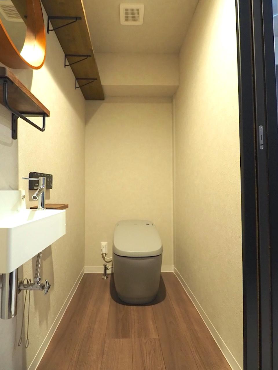 福岡市博多区住吉の賃貸物件/トイレは2階・3階の両方に設置。2階のトイレは2方向から出入りでき、事務所区画から直接アクセス可能。