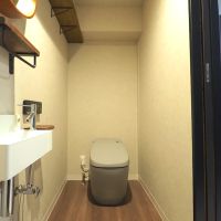 福岡市博多区住吉の賃貸物件/トイレは2階・3階の両方に設置。2階のトイレは2方向から出入りでき、事務所区画から直接アクセス可能。