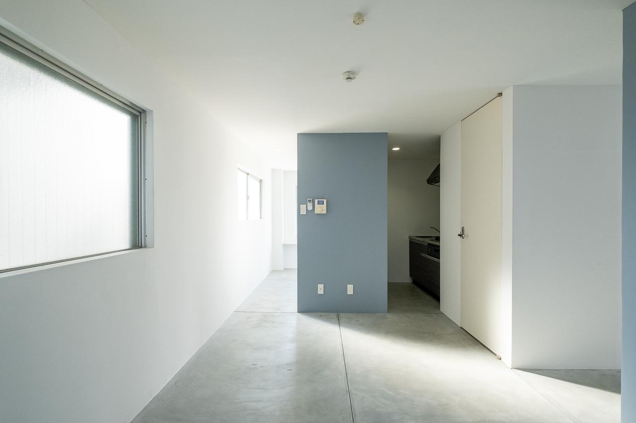 福岡市中央区白金の賃貸物件/キッチンは飾り棚の裏にうまく隠してスッキリと。