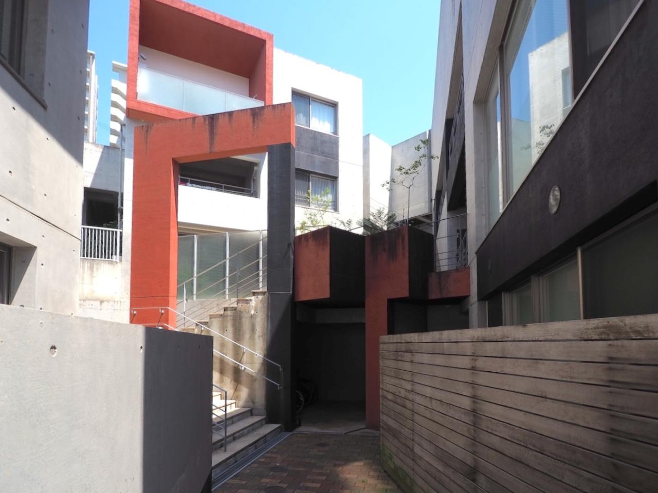 福岡市中央区桜坂の賃貸物件/坂下から登るとここに辿り着きます。
