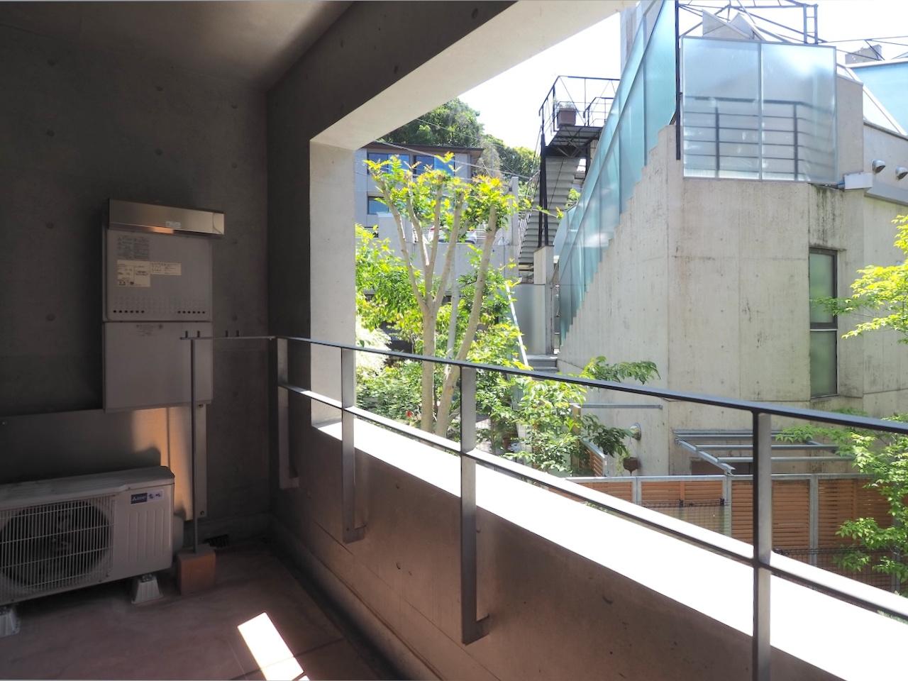 福岡市中央区桜坂の賃貸物件/奥行きのあるバルコニー。