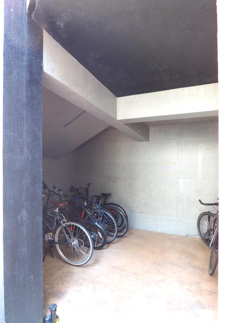 福岡市中央区桜坂の賃貸物件/屋根付きの駐輪場。