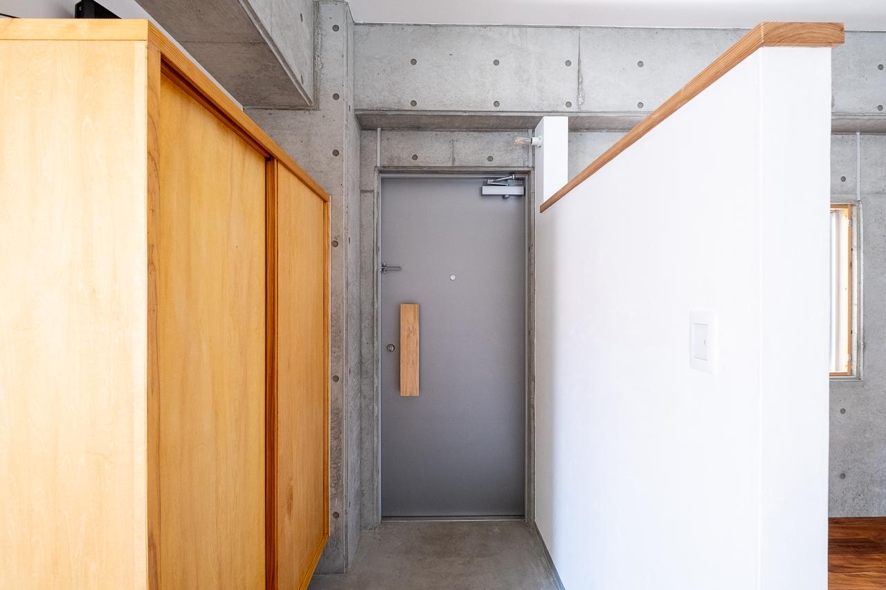 福岡市早良区西新の賃貸物件/コンクリート、木、白壁。素材の組み合わせが玄関まわりにも続きます。